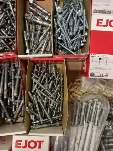 973833-9 Assortment of Concrete screws & plugs