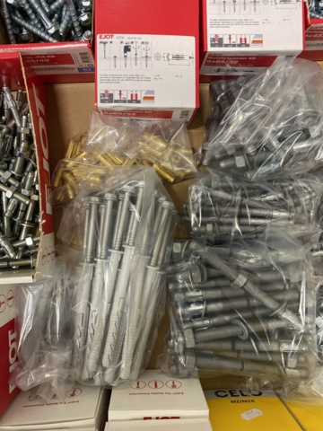 973833-10 Assortment of Concrete screws & plugs