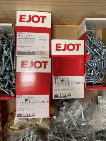 973833-13 Assortment of Concrete screws & plugs