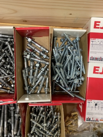 973833-14 Assortment of Concrete screws & plugs