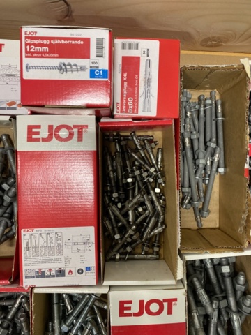 973833-16 Assortment of Concrete screws & plugs