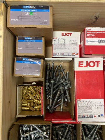 973833-17 Assortment of Concrete screws & plugs