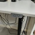 920903-3 Höj-/sänkbart skrivbord, mini-PC, monitor m.m.