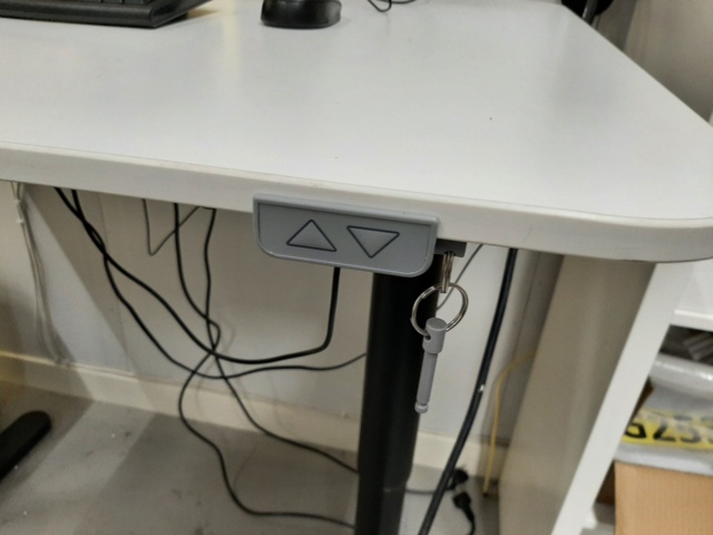 920903-3 Höj-/sänkbart skrivbord, mini-PC, monitor m.m.