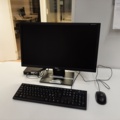 920903-4 Höj-/sänkbart skrivbord, mini-PC, monitor m.m.