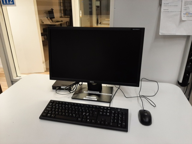 920903-4 Höj-/sänkbart skrivbord, mini-PC, monitor m.m.