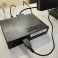 920903-5 Höj-/sänkbart skrivbord, mini-PC, monitor m.m.