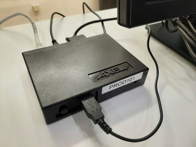 920903-5 Höj-/sänkbart skrivbord, mini-PC, monitor m.m.