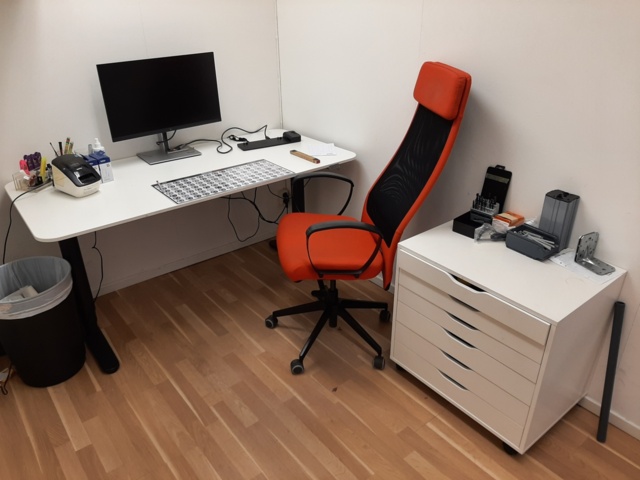 920905-1 Office furniture (elevating/lowering desk & office chairs, monitor, etc.)