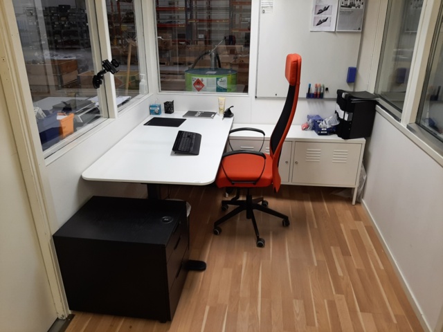 920905-10 Office furniture (elevating/lowering desk & office chairs, monitor, etc.)