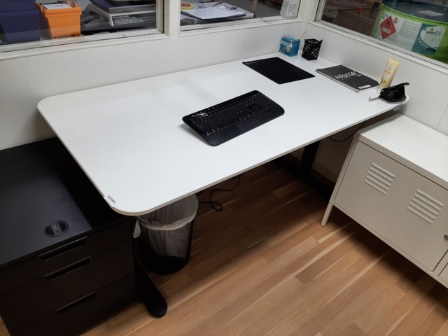 920905-11 Office furniture (elevating/lowering desk & office chairs, monitor, etc.)