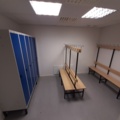 920940-1 Changing room with lockable lockers and benches