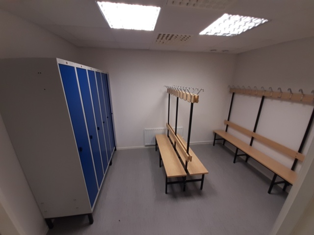 920940-1 Changing room with lockable lockers and benches