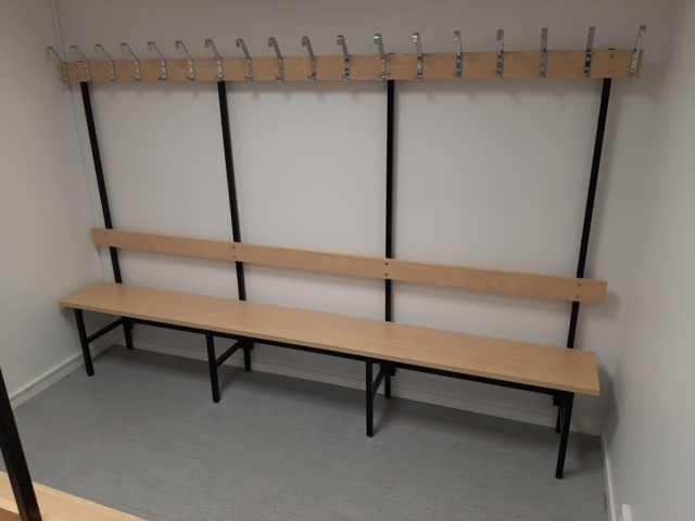 920940-5 Changing room with lockable lockers and benches