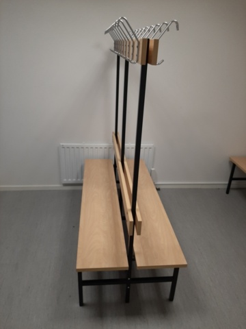 920940-8 Changing room with lockable lockers and benches