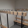 920940-6 Changing room with lockable lockers and benches
