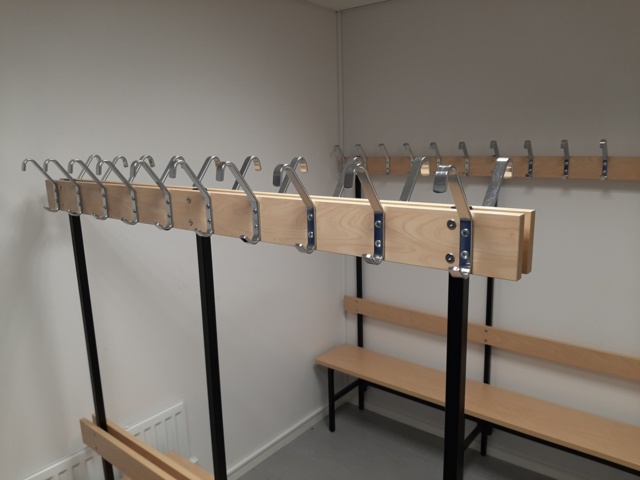 920940-6 Changing room with lockable lockers and benches