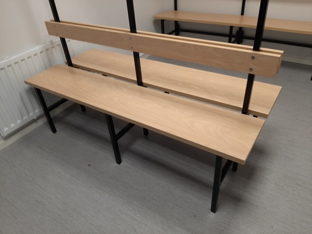 920940-7 Changing room with lockable lockers and benches