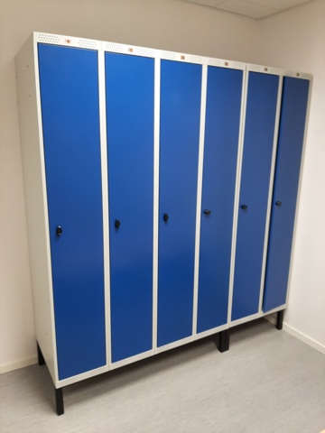 920940-2 Changing room with lockable lockers and benches