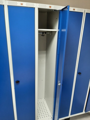 920940-3 Changing room with lockable lockers and benches