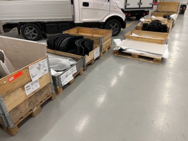 921800-1 13 pallets with various vehicle parts