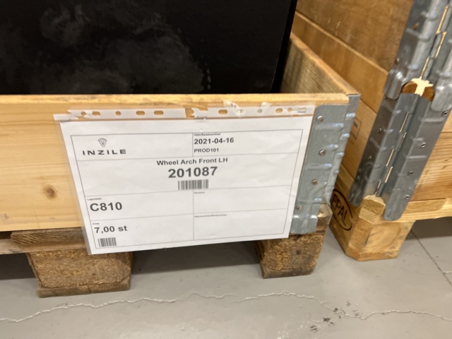 921800-17 13 pallets with various vehicle parts