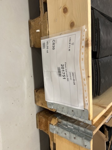 921800-20 13 pallets with various vehicle parts