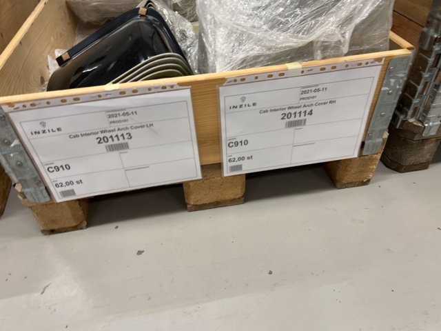 921800-21 13 pallets with various vehicle parts