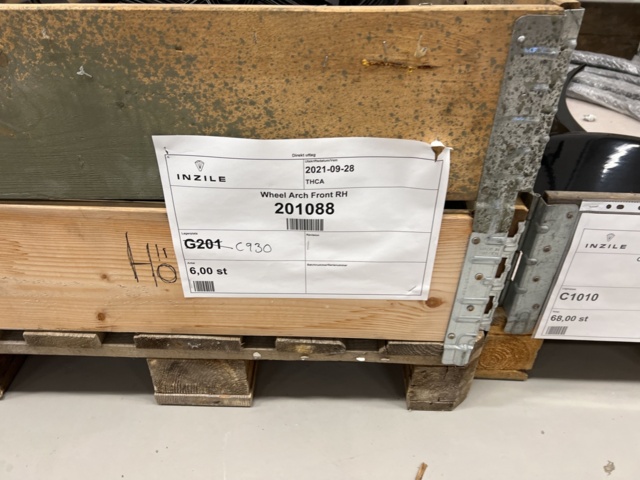 921800-22 13 pallets with various vehicle parts