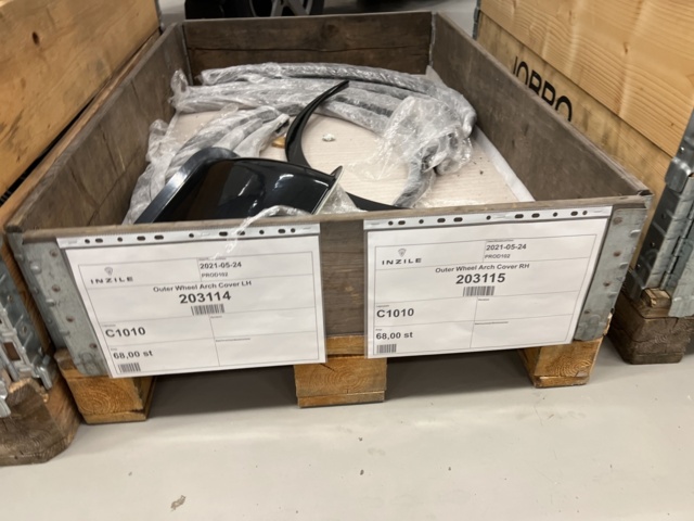 921800-23 13 pallets with various vehicle parts