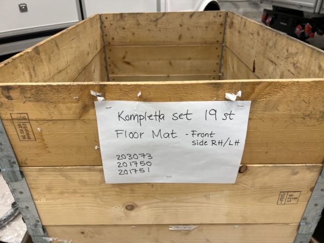 921800-24 13 pallets with various vehicle parts