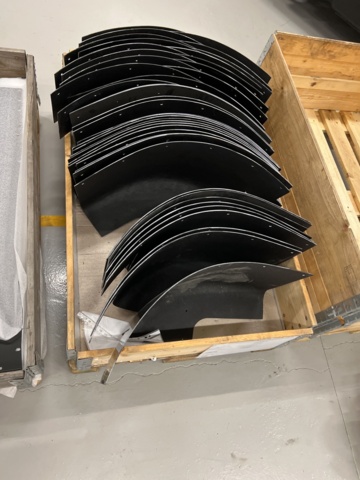 921800-2 13 pallets with various vehicle parts