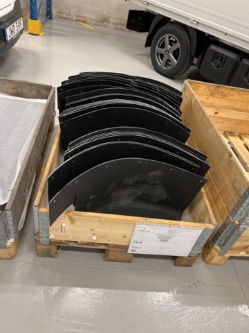 921800-3 13 pallets with various vehicle parts