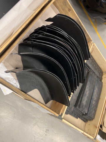 921800-6 13 pallets with various vehicle parts