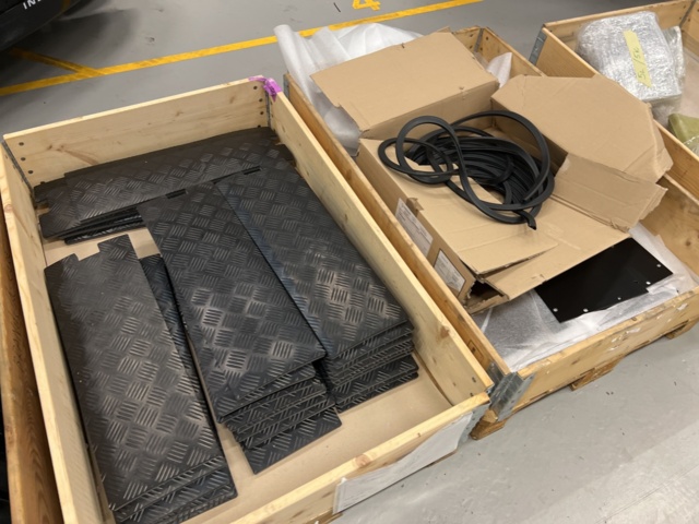 921800-8 13 pallets with various vehicle parts