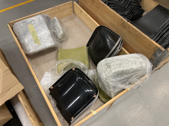 921800-9 13 pallets with various vehicle parts