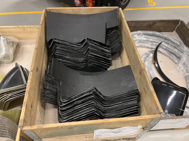 921800-11 13 pallets with various vehicle parts