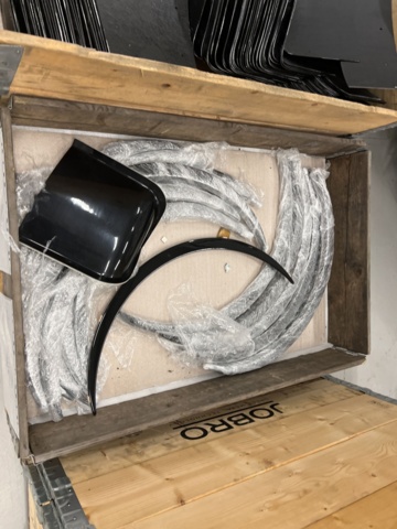 921800-10 13 pallets with various vehicle parts