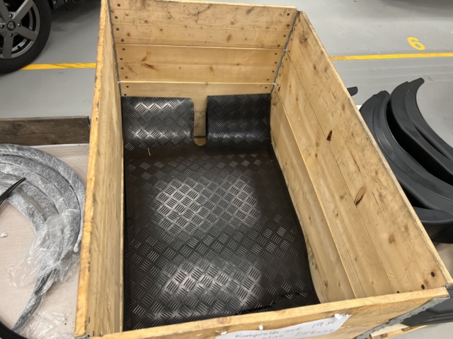 921800-12 13 pallets with various vehicle parts