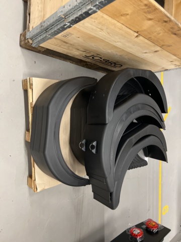 921800-13 13 pallets with various vehicle parts