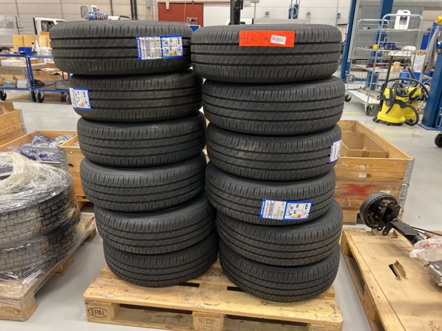 921812-1 4 pallets with tires, rims and axles