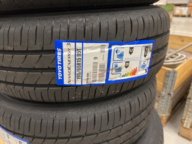 921812-5 4 pallets with tires, rims and axles