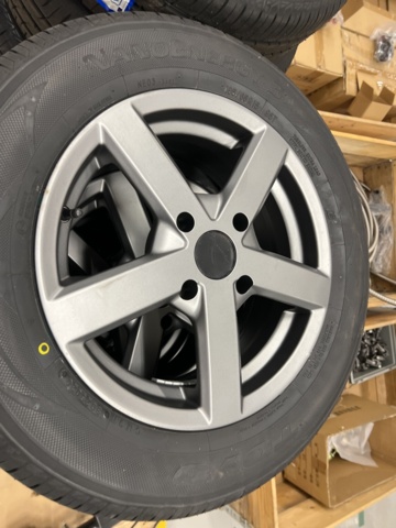 921812-6 4 pallets with tires, rims and axles