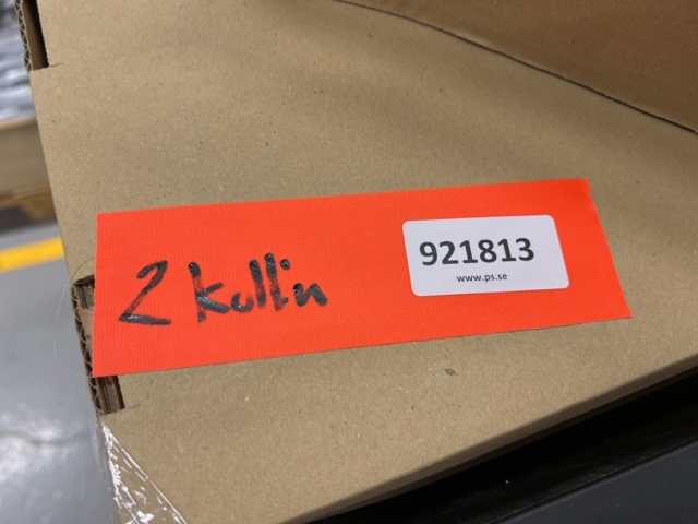 921813-10 2 pallets with lockable plastic boxes