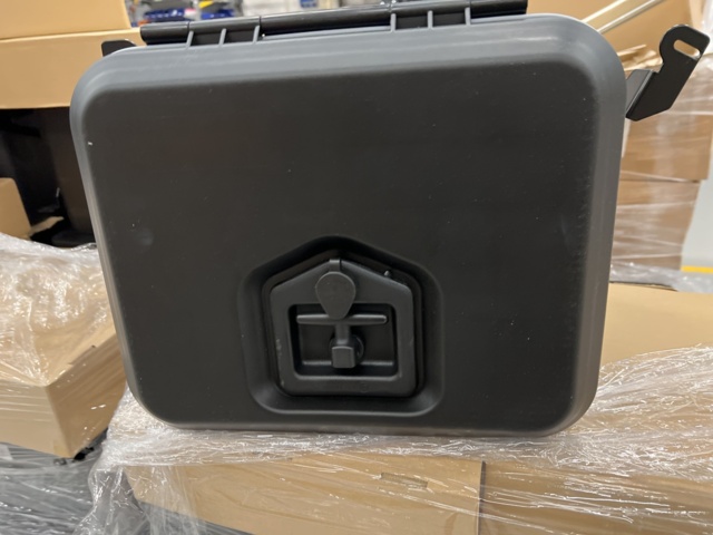 921813-2 2 pallets with lockable plastic boxes