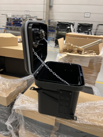 921813-4 2 pallets with lockable plastic boxes