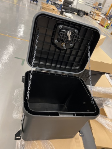 921813-5 2 pallets with lockable plastic boxes