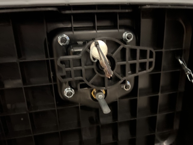 921813-6 2 pallets with lockable plastic boxes