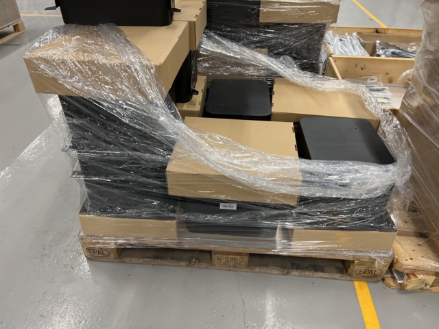 921813-7 2 pallets with lockable plastic boxes