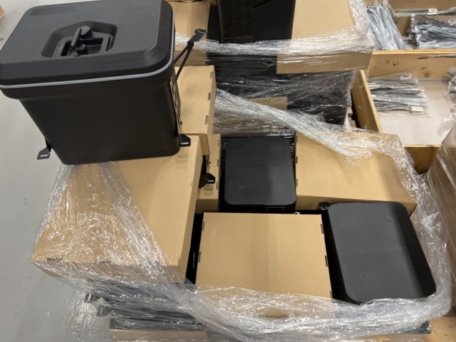 921813-8 2 pallets with lockable plastic boxes